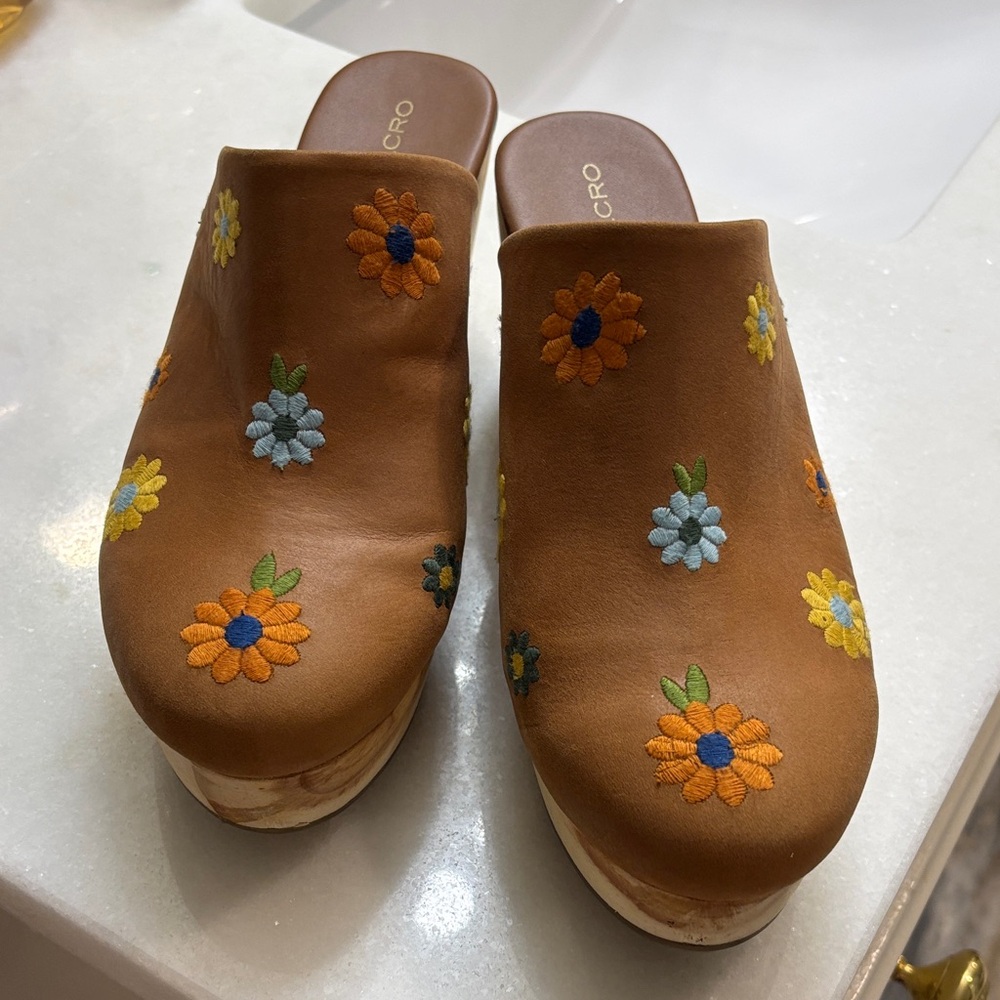 Pilcro Tan Floral Embroidered Clogs